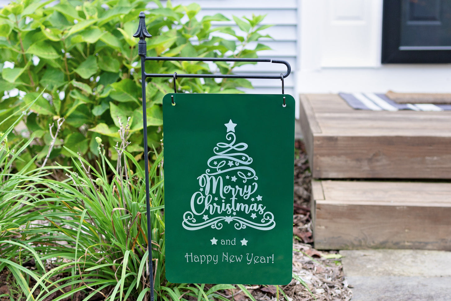 Metal Christmas Garden Sign – "Merry Christmas & Happy New Year" Yard Flag
